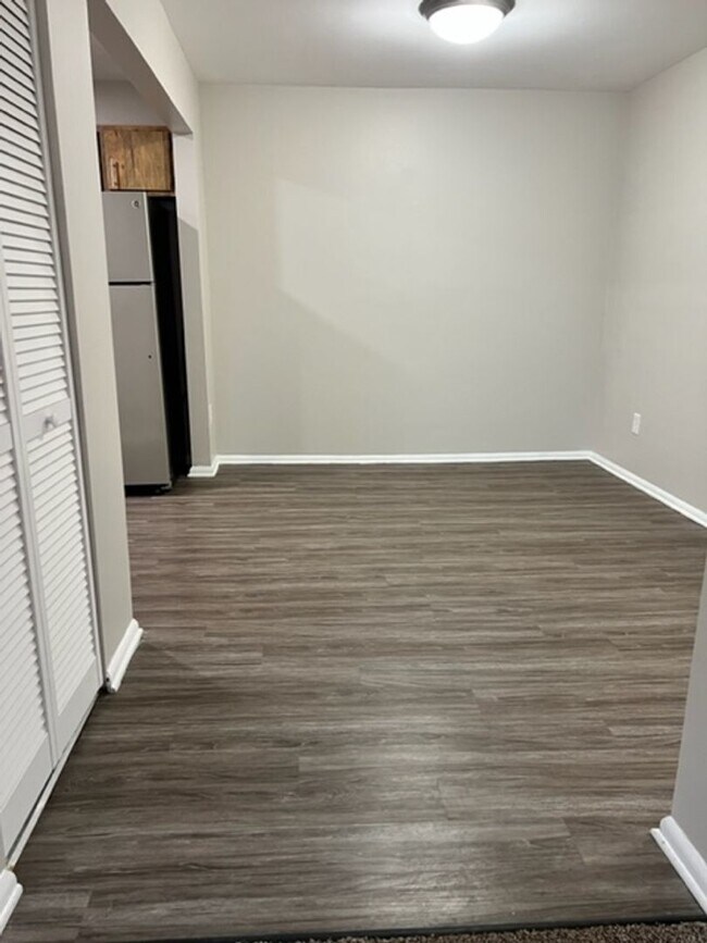 Building Photo - Spacious 2-Bedroom Apartment for Rent in C...