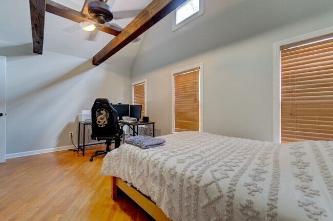Building Photo - Charming East Rock Single Family