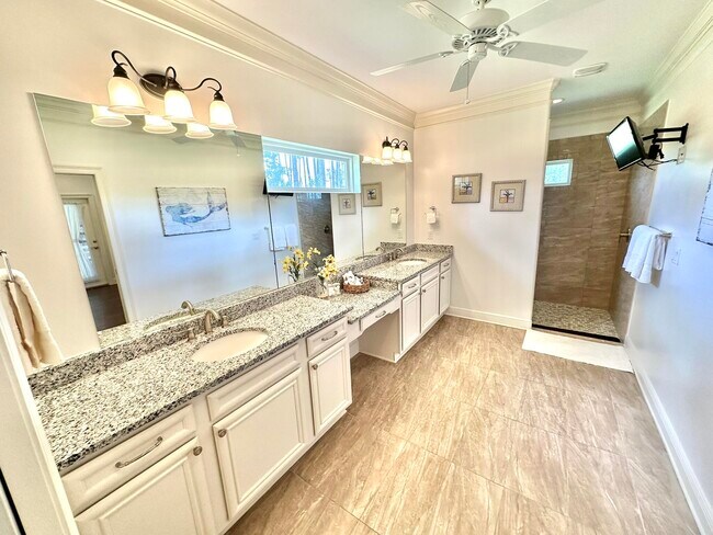 Building Photo - 206 E Pinehurst Dr