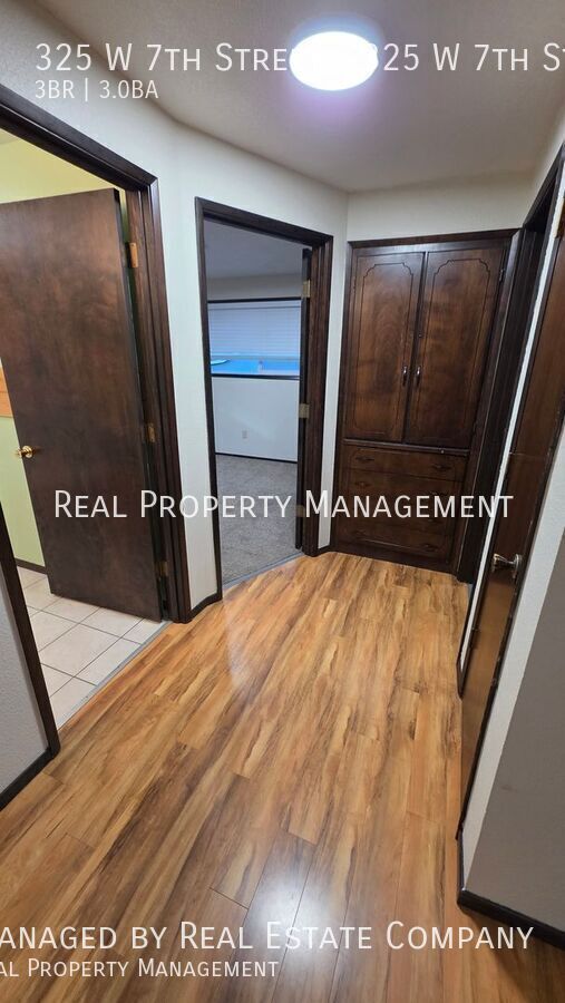 Building Photo - 325 W 7th St