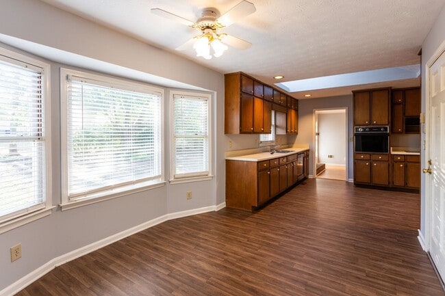 Building Photo - 3301 Sams Way SE