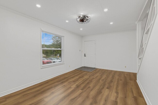 Building Photo - 605 University Ridge