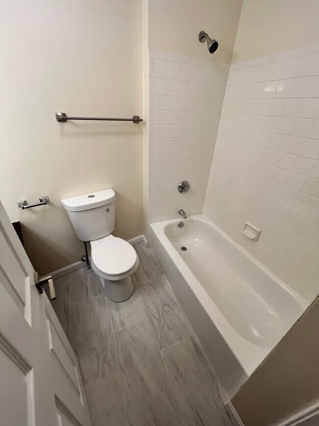 Building Photo - 17 Bow St