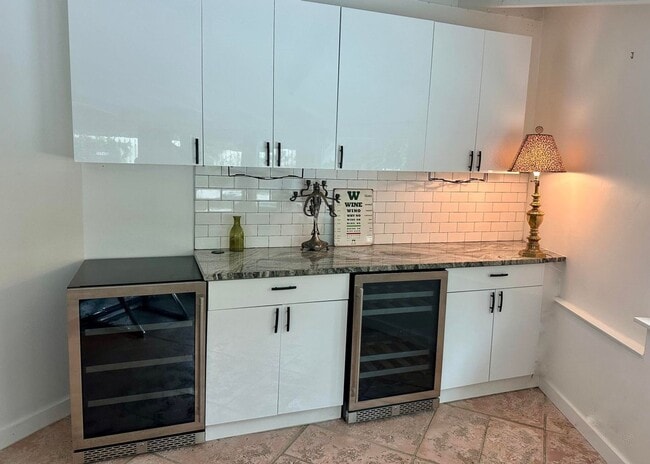 Building Photo - 212 Kings Lynn