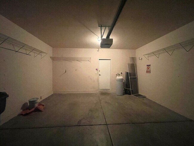 Building Photo - Great Spacious 3 bedroom Townhome Availabl...