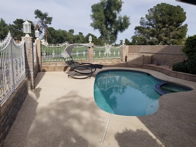 Building Photo - BEAUTIFUL POOL HOME ON THE LVCC GOLF COURSE