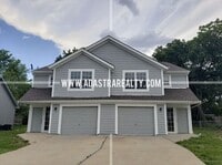 Building Photo - Spacious Duplex in the Heart of Olathe-Ava...