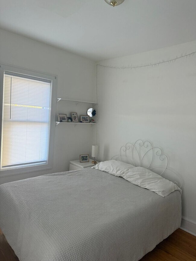 Building Photo - 1067 St Clair Ave