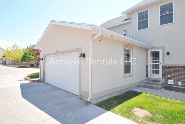 Building Photo - Charming End-Unit Townhome | Prime Location Near Parks, Shops & Dining