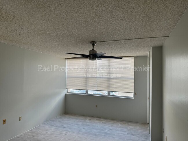 Building Photo - 1100 St Charles Pl