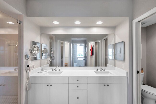 Building Photo - 1200 Country Club Dr