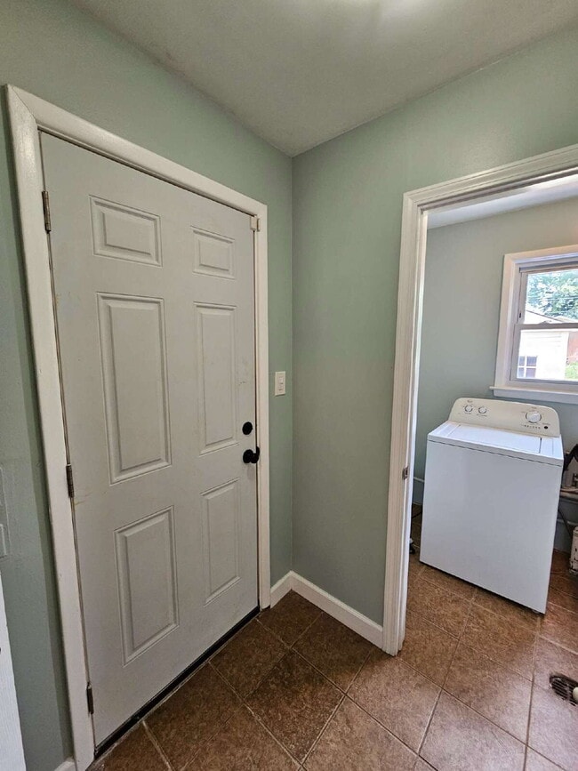 Building Photo - 3 Bedroom Brick Ranch, Updated Kitchen with Granite Countertops, Stainless-Steel Appliances, Hard...
