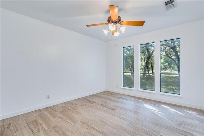 Building Photo - 904 Willow Creek Cir