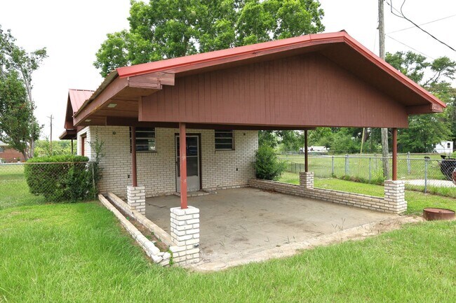 Building Photo - 3101 Wallace Dr
