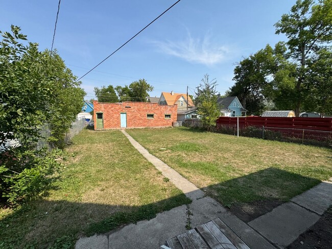 Building Photo - Cozy Home