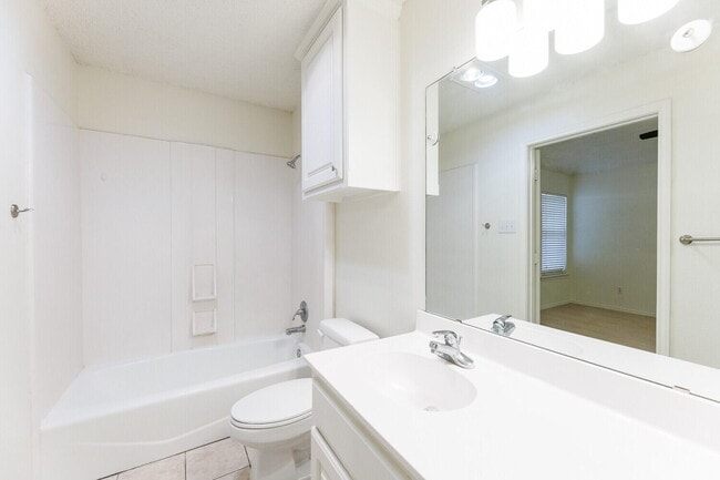 Building Photo - 10104 Englewood Ave