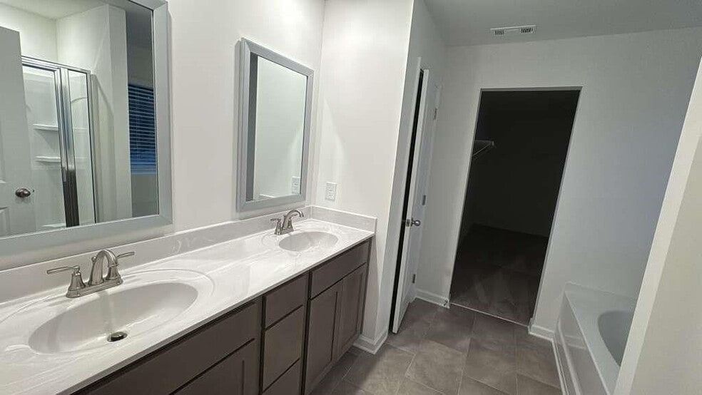 Building Photo - 576 River Run Dr