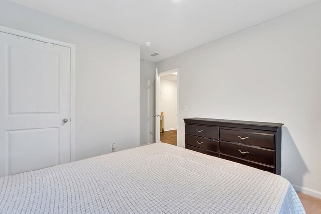Building Photo - 4 Bed, 2 Bath Gem in Park West!