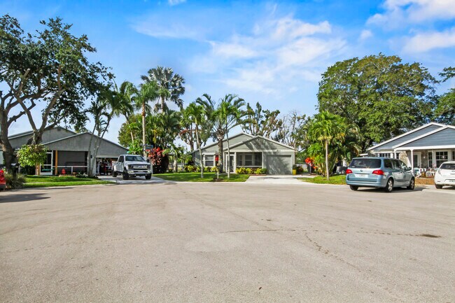 Building Photo - 9165 Beverly Ct