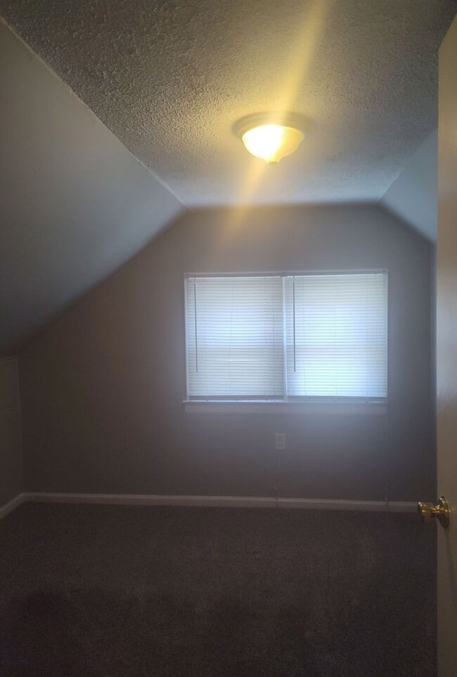 Building Photo - 868 Clarks Ln