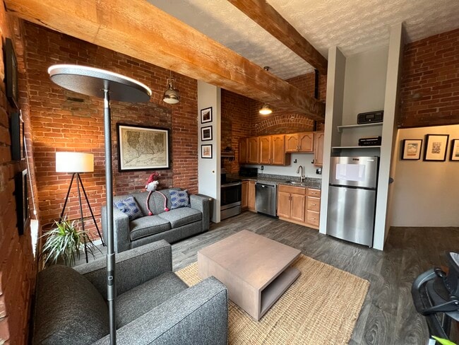 Building Photo - 222 Williams St E