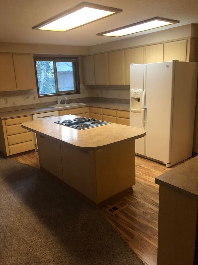 Building Photo - RC05