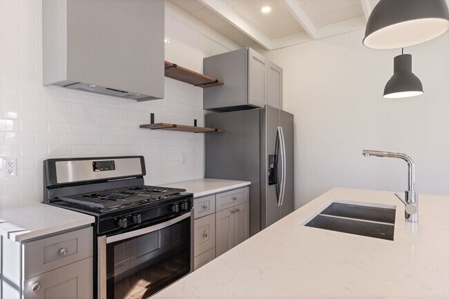 Building Photo - RECENTLY RENOVATED CHARMING 1/1 DUPLEX IN THE HAPPENING HISTORIC DISTRICT OF DIGNOWITY HILL