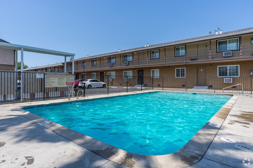 Swimming Pool - Stonebrook Apartments