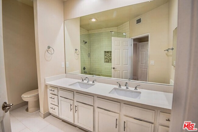 Building Photo - 458 N Oakhurst Dr