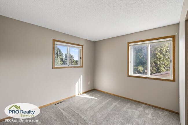 Building Photo - 3 Bedroom End Unit Townhouse