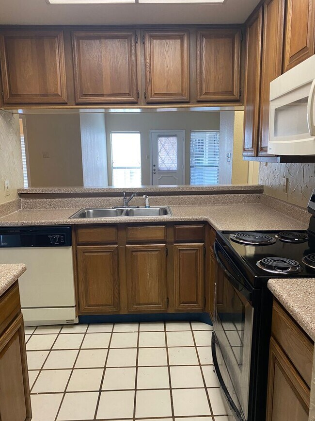 Building Photo - K242 - Croix #219