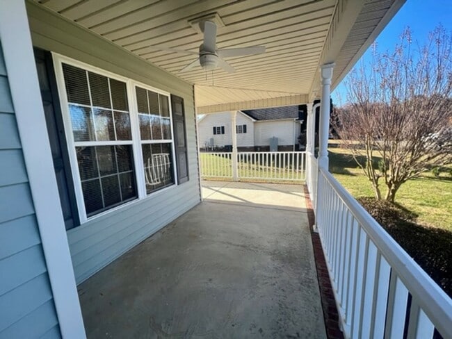 Building Photo - Three bedroom, 2 bath house in Haw River