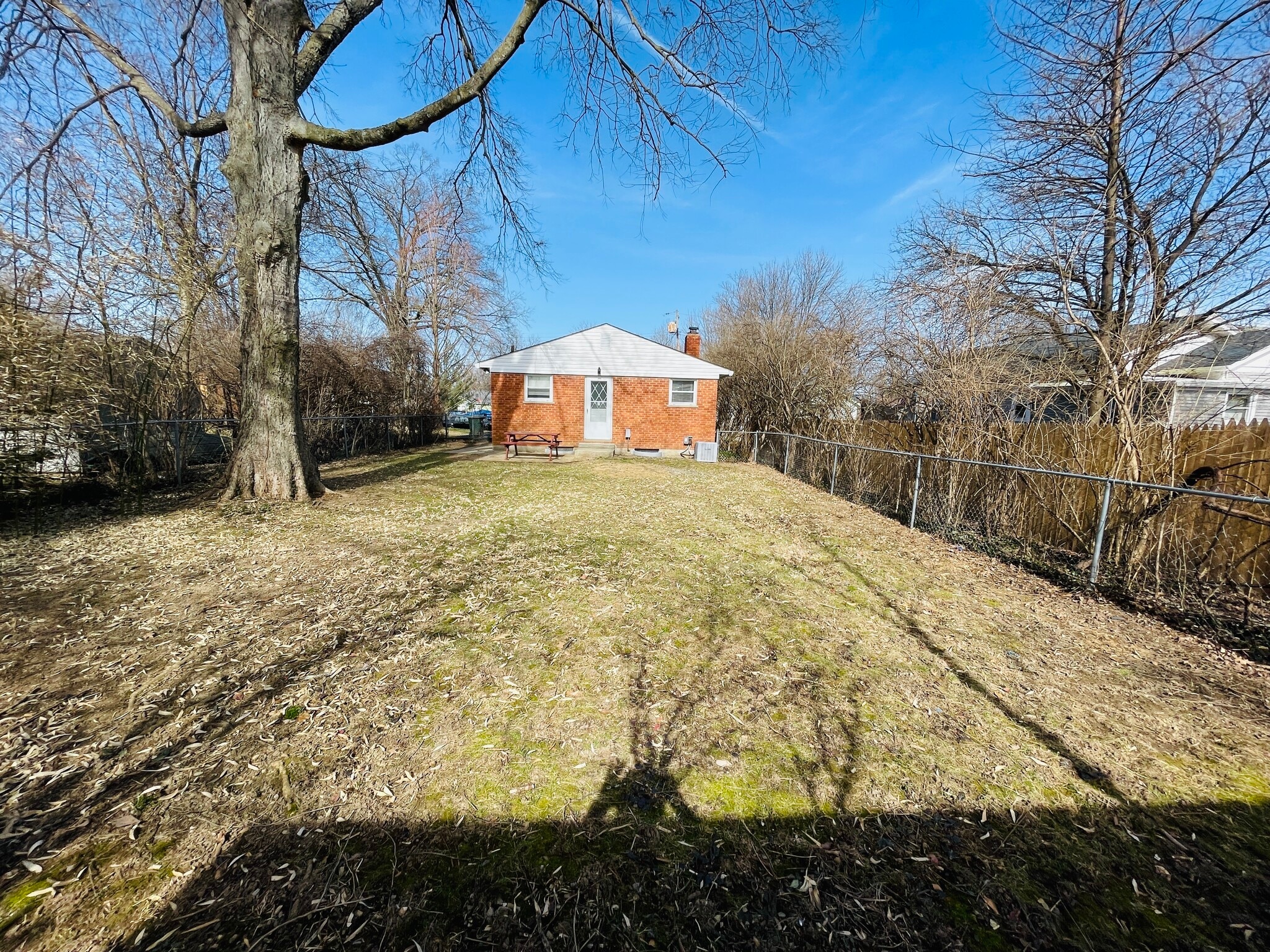 Building Photo - 7725 Bowen Ave