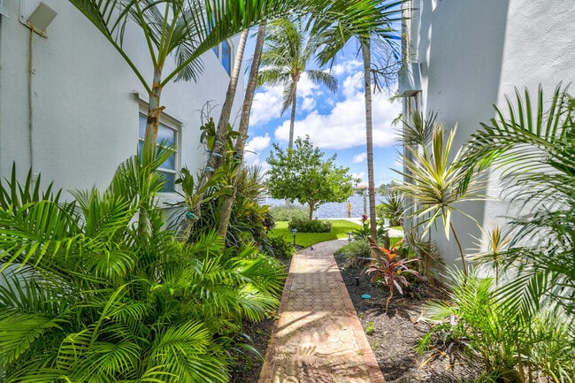 Building Photo - 2727 Yacht Club Blvd