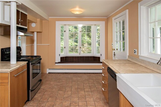 Building Photo - 332 Quaker Hill Rd