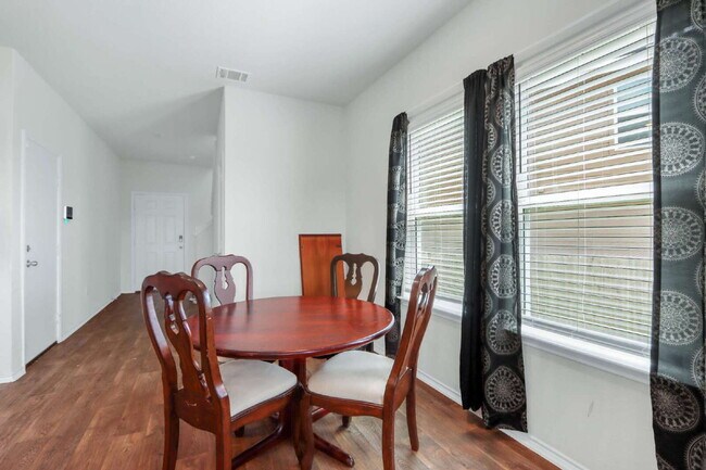 Building Photo - "Spacious 5-Bedroom San Antonio Gem with G...