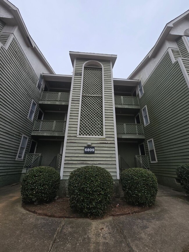Building Photo - 6809 Willowbrook Dr