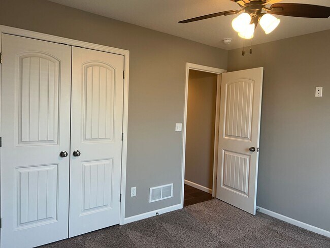 Building Photo - 400 Redwood Dr