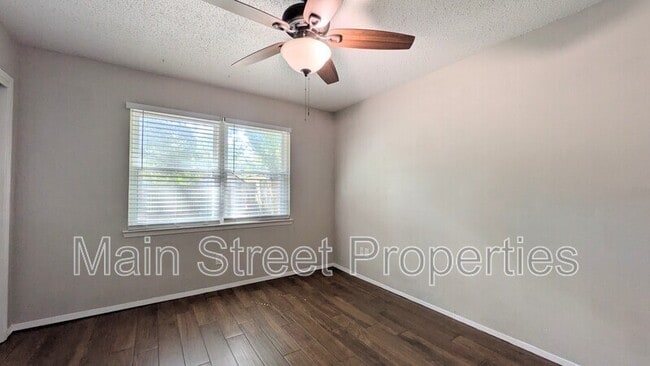 Building Photo - 9648 Hollowbrook Dr