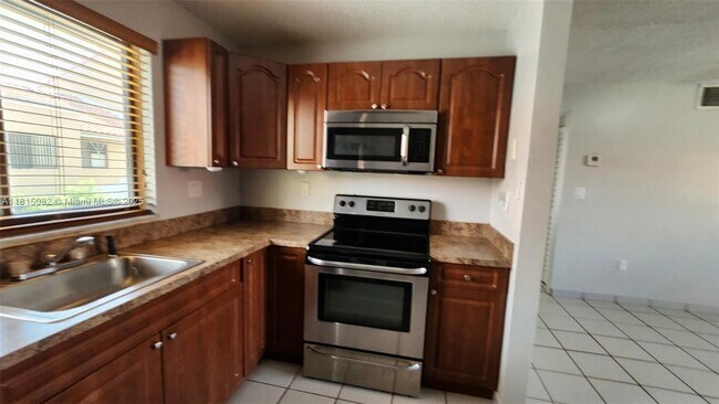 Building Photo - 2740 W 61st St