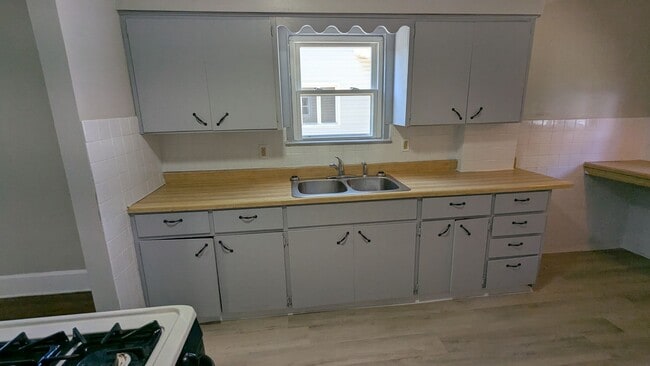 Building Photo - Newly renovated gem located in Akron