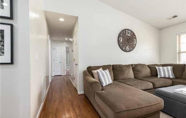 Building Photo - 3BR/2BR Home For Rent - Fenced Back Yard w...