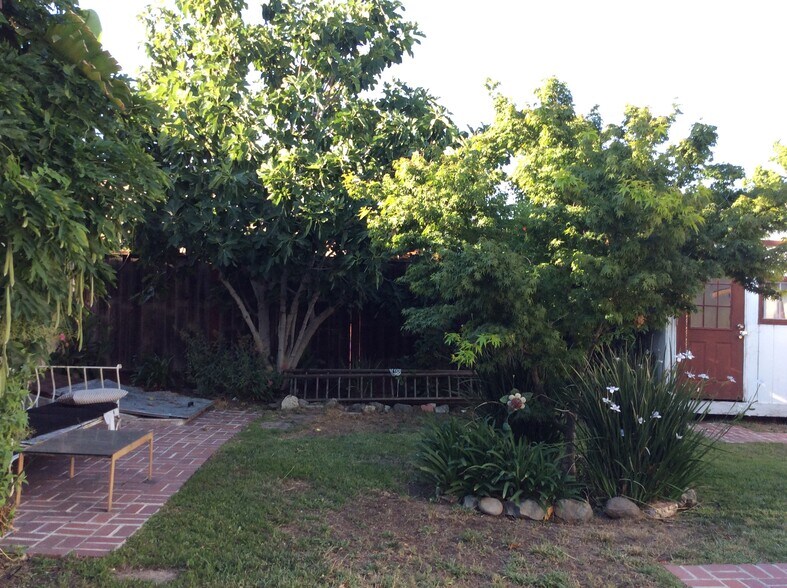 Building Photo - 1118 Hollyburne Ave