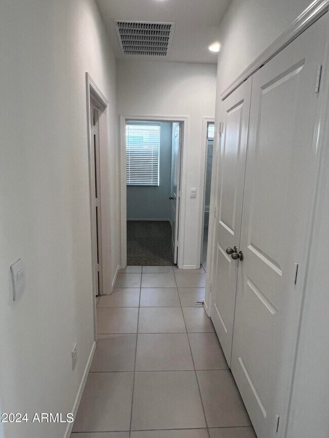 Building Photo - 15618 W Desert Hollow Dr