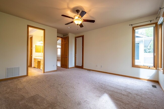 Building Photo - 4 Bed 3 Bath Home in Highlands Meadows - Windsor!