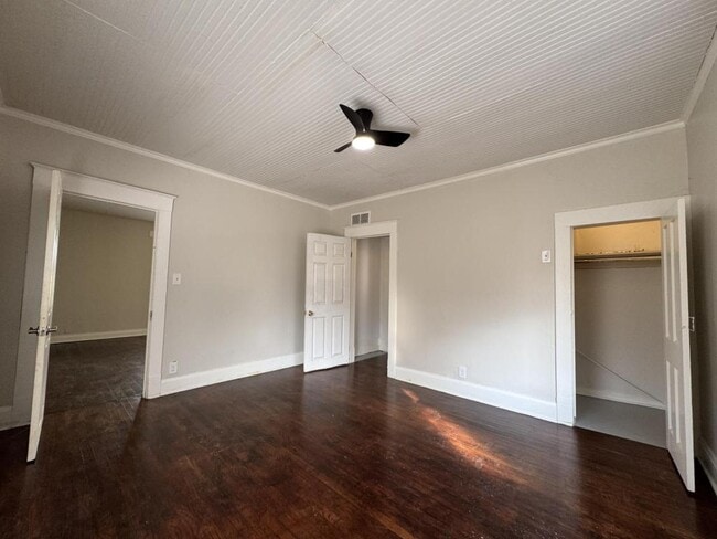 Building Photo - 836 S Broadway Ave