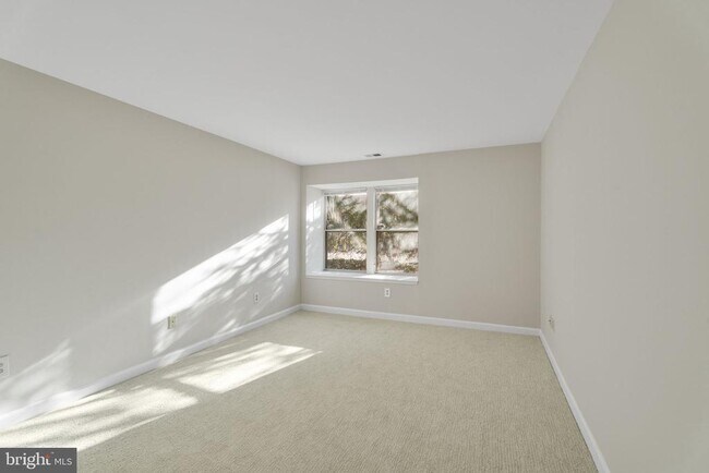 Building Photo - 3321 Sir Thomas Dr