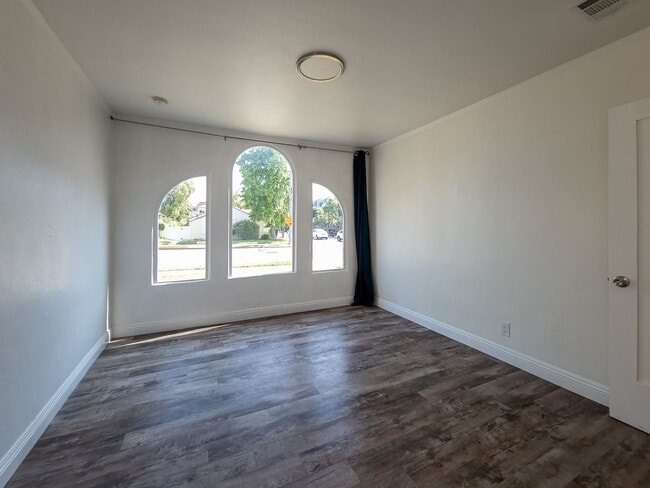 Building Photo - Elegant 3BD/2BA Oasis in the Heart of Glen...