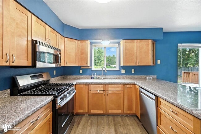 Building Photo - Spacious Palmer Home!