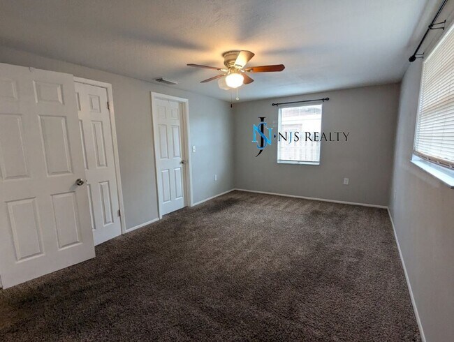 Building Photo - BEAUTIFUL, Large - 4/2 1500 Sq. Ft., Renov...